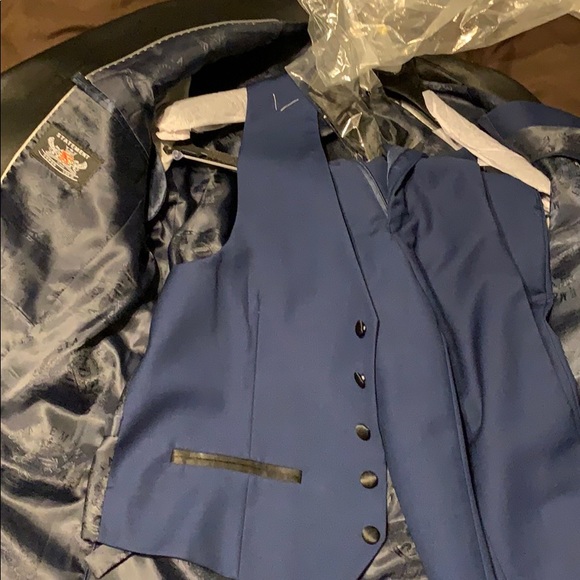 Suit - Picture 5 of 6